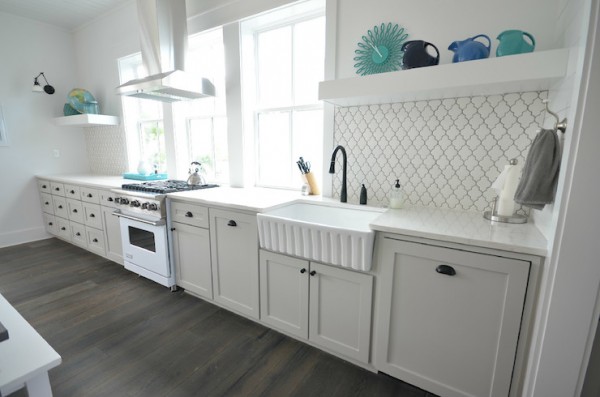one-wall-kitchen-layout-in-white-via-DecorPad-600x397.jpg